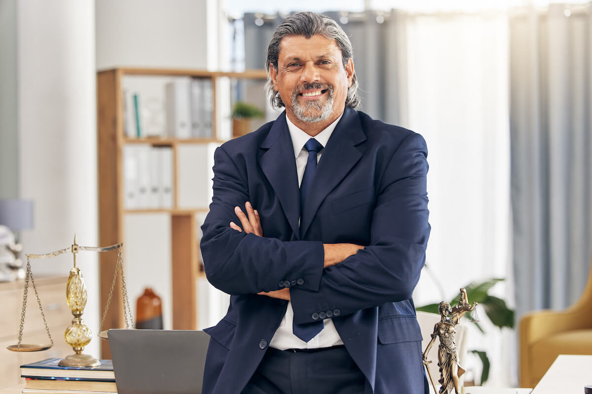 Documentos legales y martillo de juez en oficina de abogados en Guadalajara - ¿Cómo encontrar al mejor abogado en Guadalajara para tu caso?