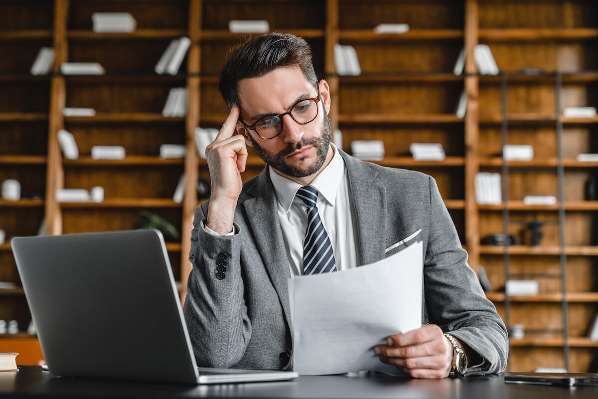 Documentos legales y martillo de juez en oficina de abogados en Guadalajara - ¿Cómo puedo quitar o cancelar una hipoteca de mi casa?