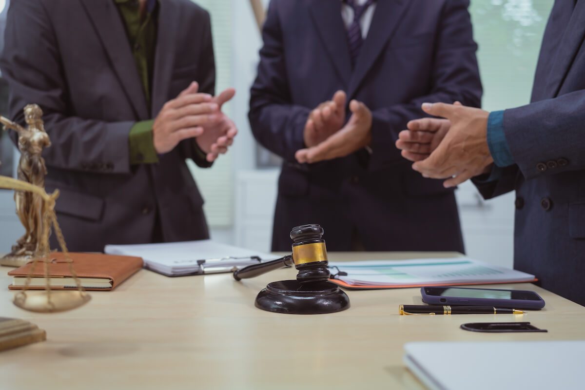 Empresarios firmando constitución de sociedad mercantil en oficina de abogados especializados en derecho mercantil en Guadalajara