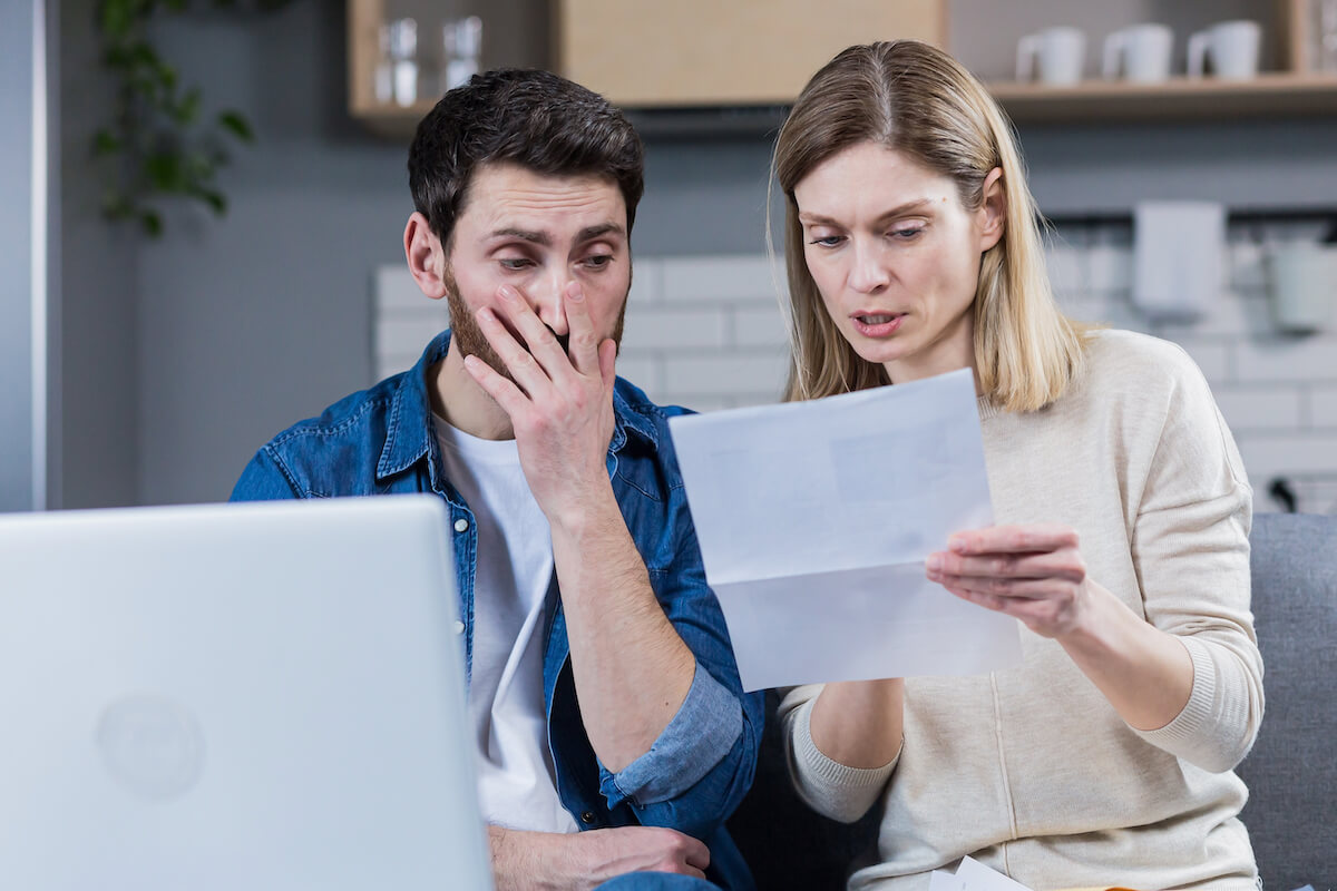 Documentos legales y martillo de juez en oficina de abogados en Guadalajara - Guía para cancelar un gravamen o embargo inscrito en mi propiedad.