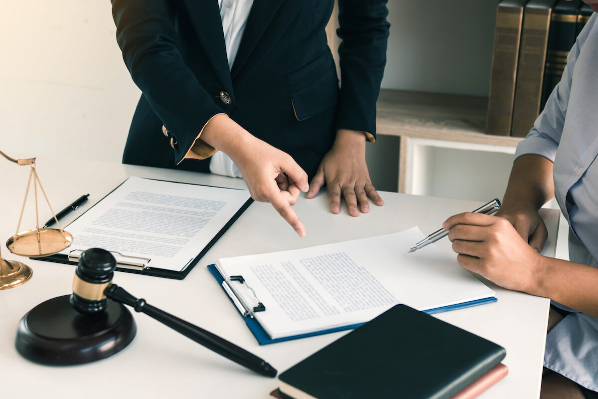 Documentos legales de herencia y testamento sobre escritorio de abogado especialista en sucesiones en Guadalajara