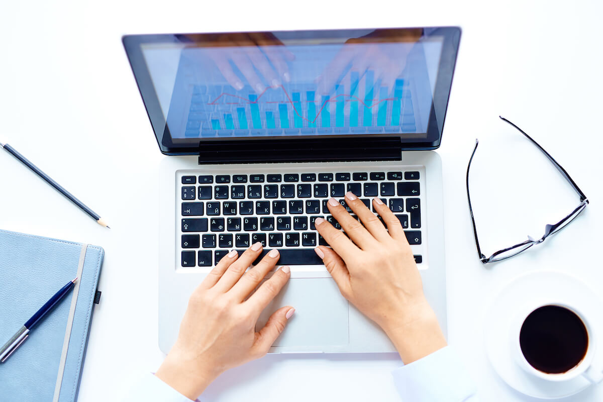 Documentos legales y martillo de juez en oficina de abogados en Guadalajara - La importancia de un dictamen pericial en informática en juicios de nulidad de transferencias bancarias no reconocidas en México