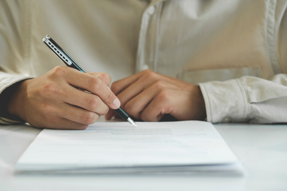 Documentos legales y martillo de juez en oficina de abogados en Guadalajara - ¿Qué pasa con un testamento si uno o varios de los herederos mueren antes de que se haga válido?