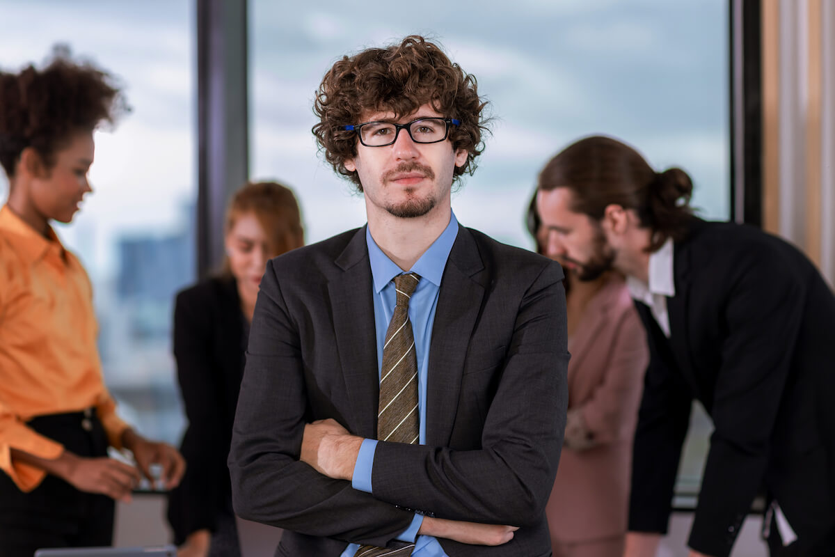 Documentos legales y martillo de juez en oficina de abogados en Guadalajara - ¿Qué sucede si una persona otorgó varios testamentos en vida?