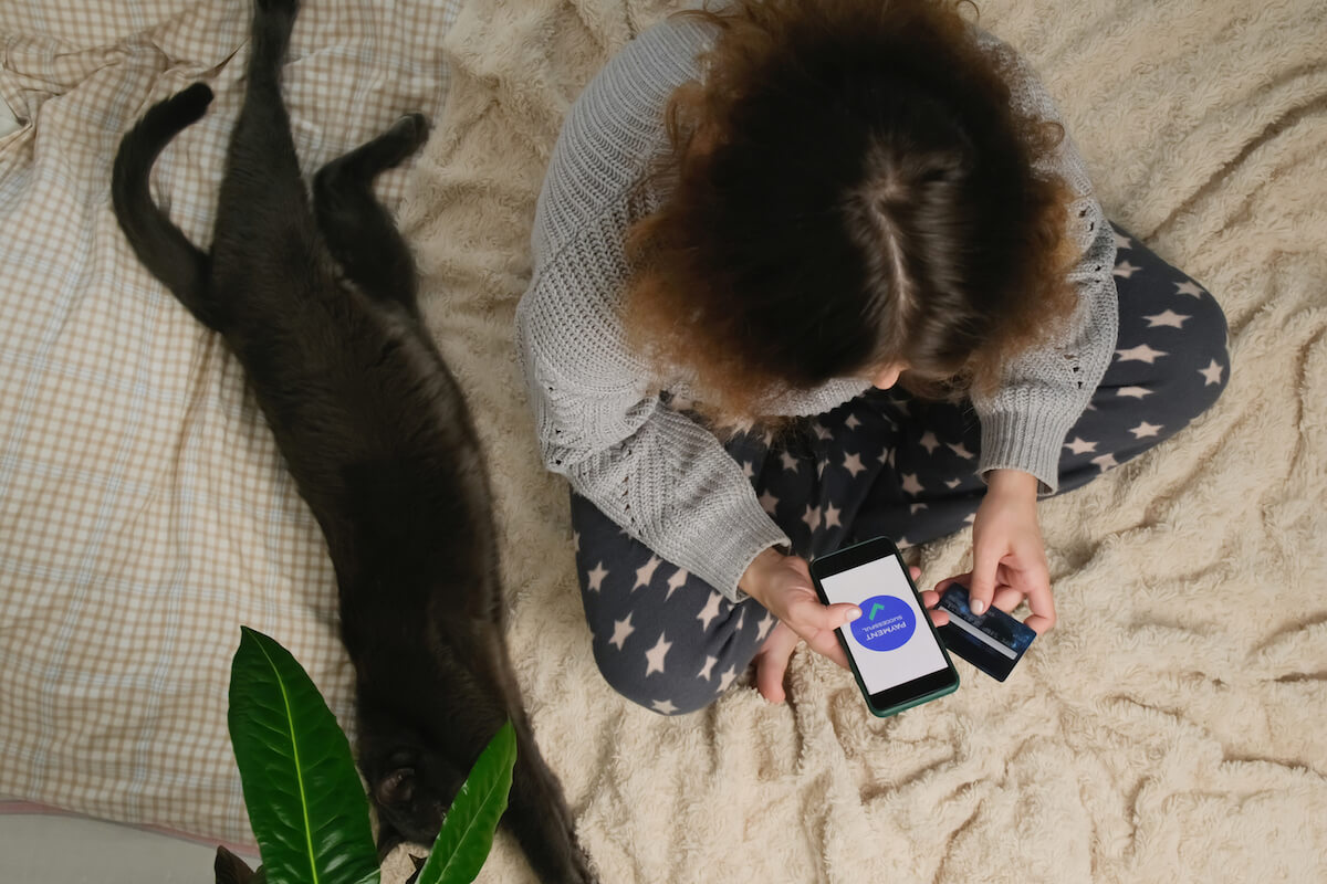 Documentos legales y martillo de juez en oficina de abogados en Guadalajara - Transferencias bancarias no reconocidas ¿Cómo ganar un juicio mercantil contra los bancos?