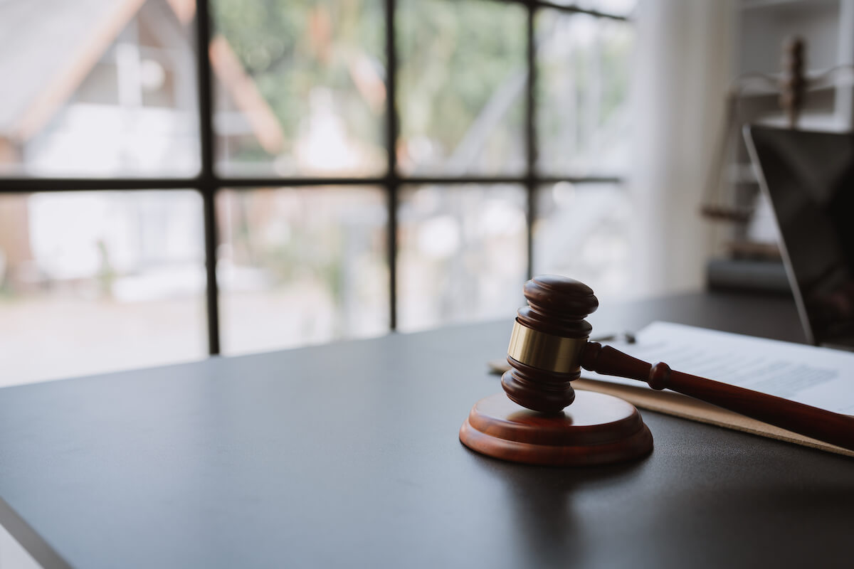 Documentos legales y martillo de juez en oficina de abogados en Guadalajara - Transferencias electrónicas no reconocidas: ¿Cómo defenderte en un Juicio Mercantil?